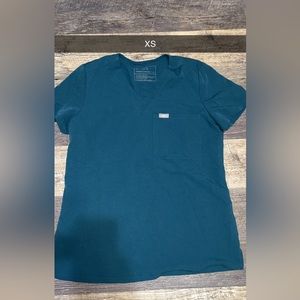 Xs scrub top
